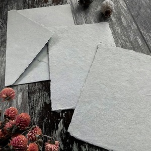 Papier fait main en gris clair PACK DE 5 FEUILLES Coton recyclé - Product Image 2
