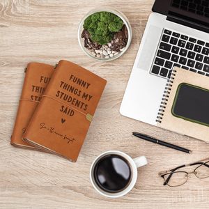 Cadeau pour enseignant : Carnet en cuir <span class=keywords><strong>de</strong></span> 140 pages « Des <span class=keywords><strong>choses</strong></span> drôles que mes élèves ont dites ». Gravé et rechargeable. Pour l'anniversaire des enseignants. - Product Image 3