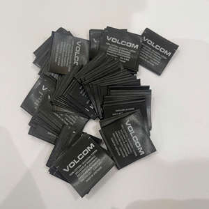 Étiquettes principales en polyester tissées sur mesure, fabriquées au Vietnam |   Étiquettes écologiques pliées au centre pour vêtements de mode, emballage de marque haut de gamme - Product Image 3