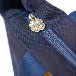 Bolsa de Mano Maurine de Alta Calidad, Estilo KLM, Minimalista, Moderna, Lona Resistente con Cierre de Cremallera, Fabricada en Indonesia para Uso Diario - Product Image 2