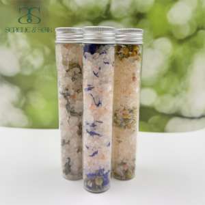 Tube en verre pour sel <span class=keywords><strong>de</strong></span> <span class=keywords><strong>bain</strong></span> S&Soak à petite ouverture avec sels <span class=keywords><strong>de</strong></span> <span class=keywords><strong>bain</strong></span> aux fleurs et distribution contrôlée - Product Image 1