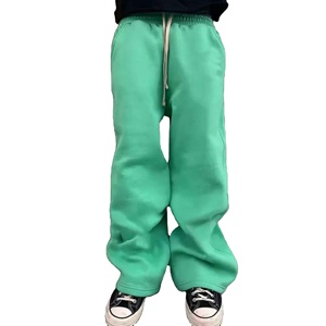 Pantalon de jogging haute performance pour hommes, conçu pour l'entraînement, avec tissu à séchage rapide et coupe ajustée, respirant. - Product Image 2