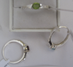 Anillo Vintage de Oro Amarillo con Peridoto y Topacio Blanco, Engaste de Bisel Tallado, para Uso Diario o Joyería Fina para Bodas - Product Image 1