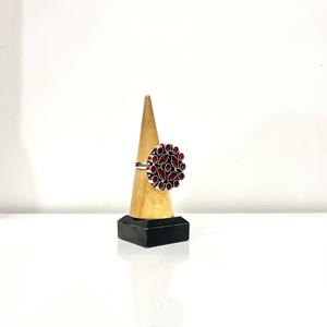 แหวนโมนาลิซ่า ทำจากทองเหลืองชุบเงินออกซิไดซ์ ประดับด้วยหินสีแดง ของขวัญสำหรับเธอ - Product Image 1