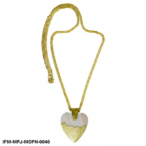 Collier artisanal en nacre en forme de cœur, plaqué or, pendentif en nacre bicolore, cœur en feuille d'or irrégulier biologique, bijoux pour femmes - Product Image 1
