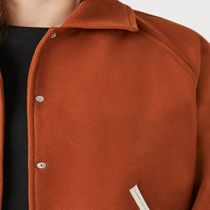 แจ็คเก็ตบอมเบอร์แบบมีแพทช์เชนีลล์สั่งทำได้สำหรับผู้ชายและผู้หญิง ขายส่ง เหมาะสำหรับกิจกรรมกลางแจ้งในฤดูหนาว ระบายอากาศได้ดี กันน้ำ ผลิตจากผ้าฝ้าย พร้อมบริการ OEM - Product Image 4