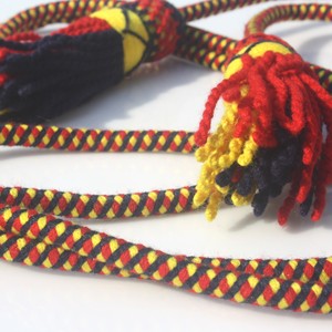 เชือกคล้องคอแบบสายรุ้ง หลากสี ทำจากอะคริลิกและขนสัตว์ พร้อมพู่ห้อยสองอัน สีแดง น้ำเงิน เหลือง หนา 8 มม. ยาว 2 เมตร เชือกตกแต่งสำหรับงานฝีมือ - Product Image 2