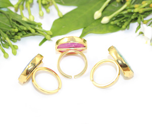 Bague à une seule pierre en quartz solaire à la mode royale, serti de broches plaquées or 24K en laiton, bijoux en métal pour femmes - Product Image 3