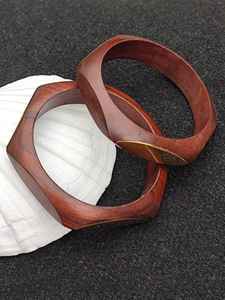 Bracelet en bois de créateur avec ange sculpté Bracelet rond écologique fait à la main Bijoux de mode élégants de HUMAYUN WORLD CRAFTS - Product Image 6