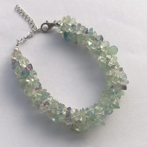 หินฟลูออไรต์สีเขียวธรรมชาติขนาด 4 มม. 6 มม. 8 มม. แบบไม่เจียระไน ร้อยเป็นเส้นแบบเชือกเกลียว สร้อยข้อมือพร้อมตัวล็อคเงินแท้ ชุบทอง เป็นของขวัญ - Product Image 4