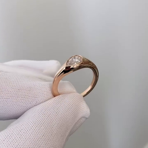 Anillo de compromiso con diamante talla pera y engaste biselado en oro amarillo, certificado IGI - Product Image 3