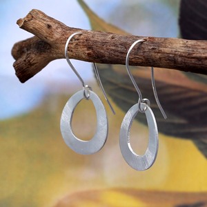 Boucles d'oreilles pendantes géométriques en laiton plaqué argent, faites à la main, design minimaliste simple, avec fermoir français sécurisé, pour femme, idéales pour les soirées, cadeau - Product Image 1