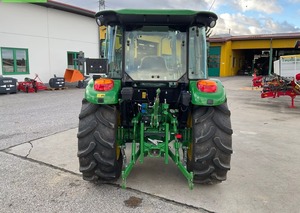 Tracteur agricole John Deere 5075E 4RM 75 CV à vendre, modèle 2022, avec moteur, boîte de vitesses, pompe et PLC intégré pour l'agriculture - Product Image 3
