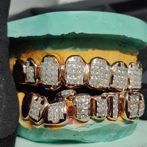 Juego de Rejillas Dentales Personalizadas en Oro Rosa con Incrustaciones de Diamantes de Corte Princesa, Estilo Hip Hop, para Dientes Superiores e Inferiores - Product Image 3