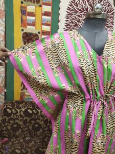 Tunique caftan élégante en coton indien pour femmes, tenue d'été avec imprimé animal, tenue légère et confortable, grande taille disponible - Product Image 4