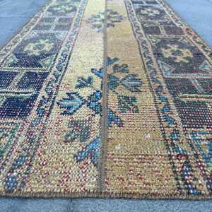 Alfombra Turca Vintage de Lana de 2.1x5 pies, Diseño Floral con Parches Azules, Ecológica con Base de Látex - Product Image 5