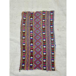 Patch textile tribal brodé fait main avec motif géométrique audacieux et décorations de paillettes, style à coudre pour vêtements et chapeaux - Product Image 1