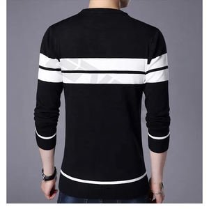 Suéter premium para hombre en puro algodón con un audaz estilo de cuello redondo de tejido inverso, diseñado para la comodidad diaria, un toque urbano que llama la atención. - Product Image 4