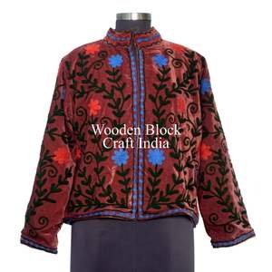 Veste d'hiver en velours brodée Suzani faite à la main, très tendance, veste courte Suzani pour femmes, taille unique, veste courte matelassée - Product Image 2