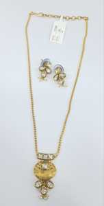 Élégant collier pendentif Kundan fait main avec pierres vertes et boucles d'oreilles bijoux pour femmes idéal pour les mariages et les grandes fonctions - Product Image 5