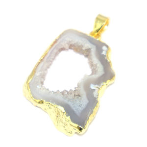 Pendentif en forme fantaisie en pierre de géode grise minimaliste, plaqué or 24 carats, en laiton, bijoux à la mode pour femmes, vente en gros - Product Image 1