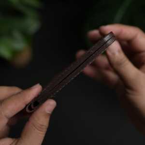 Cartera Bifold Clásica N.° 55, Cosida a Mano, con Forro de Cuero Genuino, Diseño Grabado, Color Bordo - Product Image 2