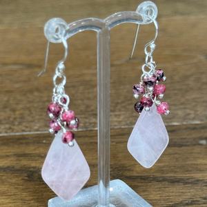 ต่างหูห้อยประดับพลอยสีชมพูทำมือ ควอตซ์สีชมพู หยกขาว สไตล์โบฮีเมียน ของขวัญสุดหรูสำหรับเธอ - Product Image 5
