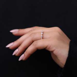 Anillo de Boda de Media Eternidad con Diamante Cultivado en Laboratorio con Corte Marquesa, Oro 14K, Platino, Oro Amarillo, Oro Blanco, Plata de Ley, Joyería Fina - Product Image 4