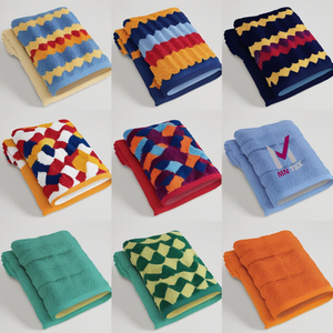 Disfrute de los colores intensos y duraderos de nuestras toallas de baño teñidas con hilo, tejidas con el algodón más fino para una sensación de felpa y durabilidad. - Product Image 4