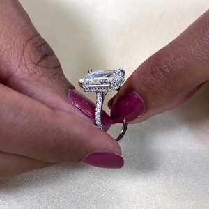 Bague en émeraude et diamant de laboratoire certifiée IGI 5,20 carats, sertissage cathédrale conique - Product Image 3
