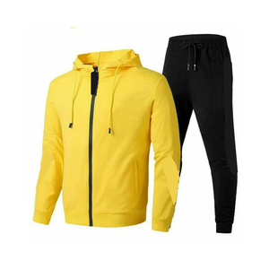 Conjunto Deportivo Unisex Rojo con Capucha, Sudadera con Cierre Completo, 100% Poliéster Transpirable de Secado Rápido, Pantalones Deportivos Negros Casuales - Product Image 3