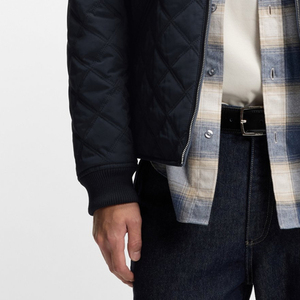 Veste matelassée pour homme avec fermeture éclair, matière douce et confortable pour un style streetwear décontracté, avec logo personnalisé, design de haute qualité - Product Image 3