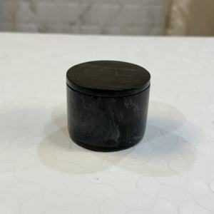 Frascos de resina coloridos para velas, disponibles en diferentes tamaños y diseños, con tapa, ideales para usar mientras se salen de citas para atraer la atención. - Product Image 1