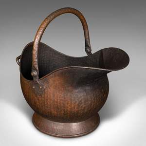 Cubo de carbón de cobre acabado antiguo con un diseño clásico y resistente e ideal para agregar encanto rústico a una chimenea - Product Image 4