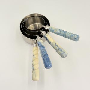 Juego de 4 Tazas Medidoras de Acero Inoxidable 202 con Mango de Resina Ecológica de Alta Calidad para Hogar, Restaurante y Bar a Bajo Precio - Product Image 3