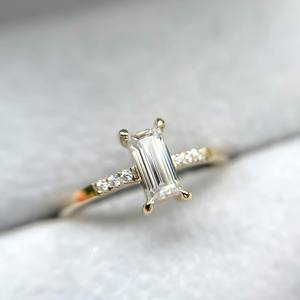 Anillo de compromiso de moissanita con corte Baguette de 5x2,5mm | Solitario con banda de pavé | Joyería fina de Boda nupcial de oro y plata OEM - Product Image 1