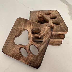 Dessous de verre en bois de découpe laser avec motifs de flocon de neige de Noël pour décoration d'intérieur rustique festive ou cadeaux - Product Image 5