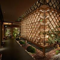 Comptoir de bar de restaurant en bois massif personnalisé, table à manger, présentoir à vin avec éclairage LED pour la décoration intérieure des cafés et des magasins alimentaires