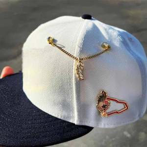 Épingle à chapeau personnalisée en métal avec inscription « Priez <span class=keywords><strong>pour</strong></span> <span class=keywords><strong>moi</strong></span> » avec strass et émail, pendentif <span class=keywords><strong>pour</strong></span> casquette - Product Image 6