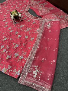 Achetez un nouveau Lahenga de fête magnifique, extensible, évasé, de 4 mètres, en fausse fourrure douce, brodé, avec motif papillon et couleur modélisable disponible. - Product Image 4