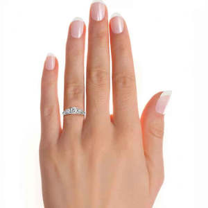 แหวนหมั้นมอยส์ซาไนต์ทริปเปิลสโตน 2 กะรัต ประดับด้วยทองคำขาว - Product Image 5
