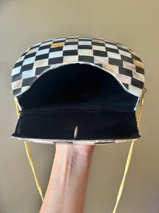 กระเป๋าคลัทช์แวววาวสำหรับผู้หญิงมีโซ่หนังและโลหะเครื่องประดับทันสมัยจากอินเดีย - Product Image 3