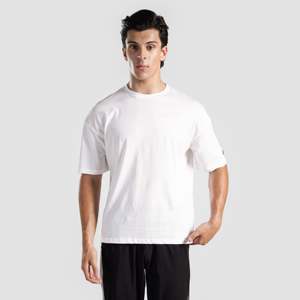 Camiseta de punto 100% algodón The Golden Tee (blanca) transpirable de 180 g con logo y letras estampadas, estilo ajustado, sin estampado. - Product Image 2