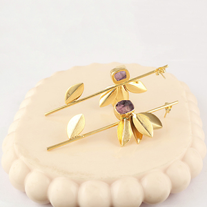 Pendientes de Moda Hipoalergénicos con Amatista Natural de Aspecto Crudo, Pendientes Colgantes de Latón con Baño de Oro de 18k, Diseño de Hoja para Mujer - Product Image 2
