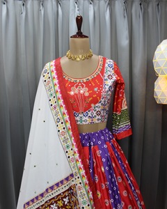 Lehenga Choli Dupatta de style Bollywood brodé à la main avec des miroirs traditionnels Gujarati pour les mariées indiennes, tenue de créateur - Product Image 6