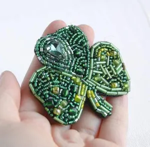 Broches en fil de lingot de nouvelle conception de meilleure qualité en gros broche perlée feuille de trèfle avec broches en cristal en bas P - Product Image 1