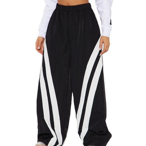 Conjunto Deportivo Personalizado para Mujer, de Felpa de Algodón Grueso, Pantalones Anchos Negros con Rayas Blancas y Estilo Casual Urbano, OEM ODM - Product Image 3