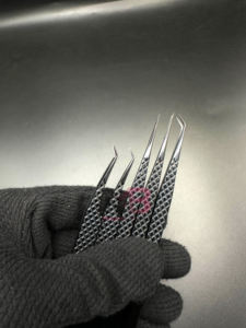 แหนบต่อขนตาสแตนเลสญี่ปุ่น สำหรับต่อขนตา โลโก้สั่งทำได้ ปลายพลาสมาสีดำเงา พร้อมเคลือบผงสีดำด้าน - Product Image 4