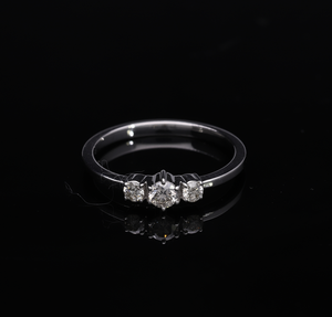 แหวนเพชรธรรมชาติ0.33CTW ทอง14K มีเพชรกลมสามเม็ดที่สวยงามในการตั้งง่ามหินสามแบบคลาสสิก - Product Image 2