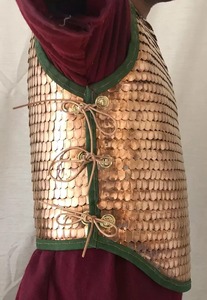 เกราะโลริกา สควาเมต้า ลายเกล็ดสีบรอนซ์ - เกล็ดโลหะขนาด 15x25 มม. งานแฮนด์เมด ดีไซน์โบราณ งานฝีมือประวัติศาสตร์ - Product Image 2